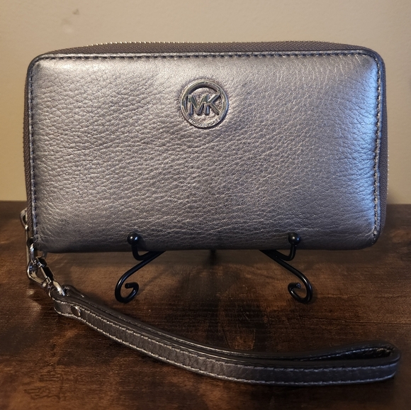 MICHAEL KORS Metallic Grey WALLET WRISTLET - Picture 1 of 6